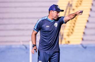 Técnico Allan Aal orienta sua equipe durante o treino –