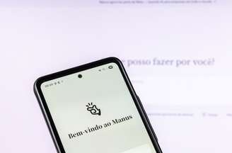 Na foto, celular com aplicativo da Manus IA na Tela.