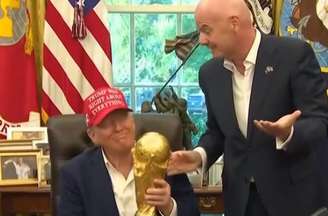 Infantino exibe o troféu da Copa do Mundo para Donald Trump –