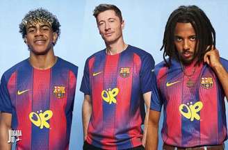 Lamine Yamal,  Robert Lewandowski e Koundé posam com camisa do Barcelona com estampa de Olivia Rodrigo – Fotos: Divulgação / FC Barcelona
