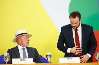 O presidente Lula e o ministro Dario Durigan (Fazenda) no lançamento do novo Desenrola