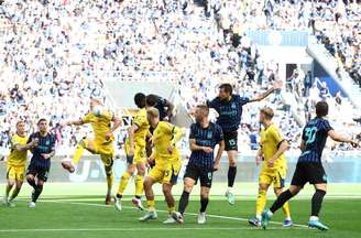 Bonny (encoberto) cabeceia para marcar o gol da Inter. O árbitro, porém, deu gol contra de Edmundsson (5) –