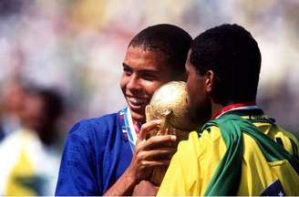 Ronaldo aos 17 anos com o trofeu da Copa do Mundo dos EUA de 1994 –