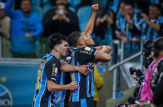 Carlos Vinícius comemora mais um gol pelo Grêmio –