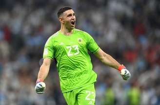 Goleiro Dibu Martinez, da Argentina, comemora título