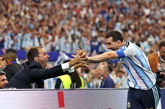 Messi comemora gol com jornalista argentino