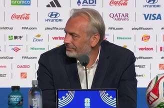 Sébastien Desabre demonstrou surpresa ao receber a notícia da morte do pai durante a entrevista coletiva –