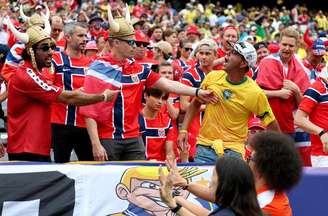 Torcedores da Noruega discutem com um torcedor do Brasil nas arquibancadas antes da partida entre Brasil e Noruega pelas oitavas de final da Copa do Mundo de 2026, no New York New Jersey Stadium, em 5 de julho de 2026, em East Rutherford, Nova Jersey