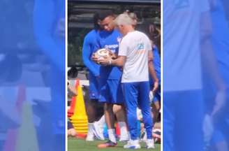 Mbappé analisou a nova bola da Copa do Mundo durante treino aberto da França –