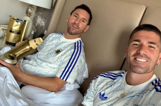 Lionel Messi e Rodrigo de Paul posam juntos 