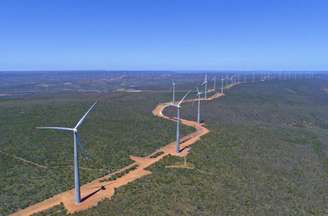 Antes visto apenas como uma região marcada pelo clima seco, o sertão do Piauí tornou-se um dos principais símbolos da transição energética brasileira. É ali que está o complexo eólico Lagoa dos Ventos, empreendimento da Enel reconhecido como o maior parque de energia dos ventos em operação no Brasil e na América Latina.