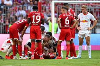 Musiala cai no gramado após sentir dores durante a vitória do Bayern de Munique sobre o RB Leipzig –