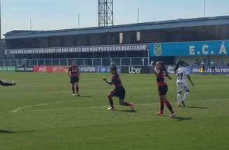 Cristiane vibra após fazer o segundo gol do Flamengo sobre as Sereias do Santos.