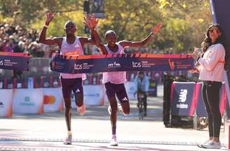 Quenianos Benson Kipruto e Alexander Mutiso na disputa final da edição 2025 da Maratona de NY (Foto: CHARLY TRIBALLEAU / AFP) (Photo by CHARLY TRIBALLEAU/AFP via Getty Images)