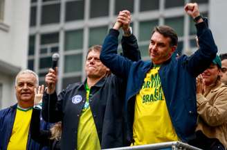 Flávio ao lado de Tarcísio no ato da Paulista nesta segunda-feira, 7