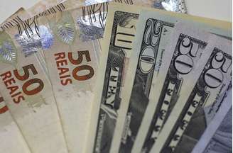 Notas de real e de dólar em casa de câmbio no Rio de Janeiro
10 de setembro de 2015 REUTERS/Ricardo Moraes
