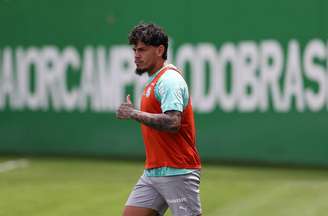 Gómez durante treinamento do Palmeiras nesta terça-feira (13) –