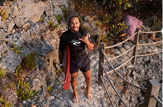 Lewis Hamilton curte folga em Bali