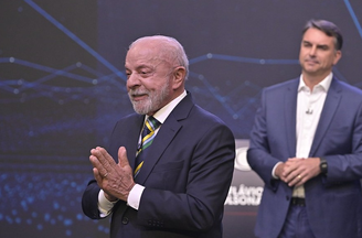 No primeiro debate, Flávio ficou posicionado atrás de Lula quase sempre que o petista tinha a palavra