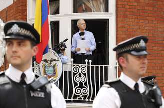 <p>O fundador do WikiLeaks, Julian Assange, durante pronunciamento da janela da embaixada do Equador em Londres</p>