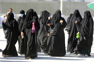 As mulheres sauditas são obrigadas a cobrir inteiramente o corpo para sair de casa