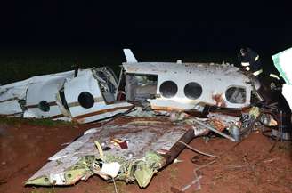 Cinco pessoas morreram na queda do avião, na noite desta segunda-feira, no interior paulista