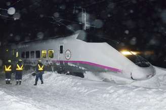 <p>Locomotiva do trem de alta velocidade Komachi saiu dos trilhos na linha Akita Shinkansen</p>