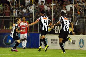 Com gols de Réver e Ronaldinho, Atlético-MG vence América-TO em Teófilo Otoni