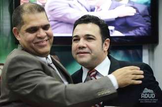 <p>Marcos Pereira (esq.) com o pastor e deputado Marco Feliciano (PSC-SP), que preside a Comissão de Direitos Humanos da Câmara, durante culto na igreja</p>