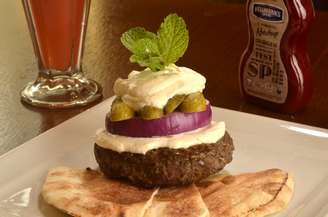<p>O hambúrguer Capadócia traz hambúrguer de cordeiro no pão sírio, com pepino em conserva, coalhada seca e cebola roxa em rodela</p>