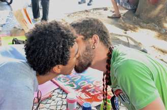 <p>Homossexuais organizam "beijaço coletivo" em protesto contra a visita do Papa</p>