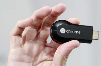 <p>Chromecast -  aparelho que se assemelha a um pen drive e, ligado na porta HDMI da TV, usa a rede Wi-Fi para transferir vídeos do smartphone, tablet ou notebook diretamente para o televisor</p>