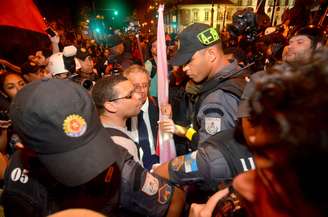 <p>Manifestantes discutem com PMs após desocupação da Assembleia do Rio de Janeiro</p>