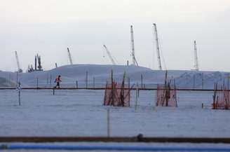 <p>Trabalhador caminha no local de construção do Porto de Açu em São João da Barra (RJ), uma das principais obras da OSX Brasil </p>