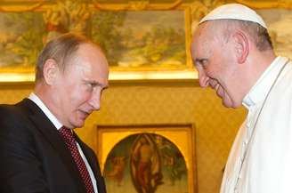 O papa Francisco durante encontro com Putin (esq.)
