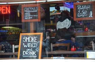 <p>Quadro convida clientes a beber e fumar maconha em um coffee shop de Amsterdã: muito mais uma atração turística do que um hábito dos moradores</p>