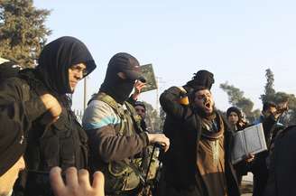 Soldados do Estado Islâmico do Iraque e Levante tentam acalmar civis que protestavam contra a luta rebelde em Aleppo (imago do dia 6 de janeiro)