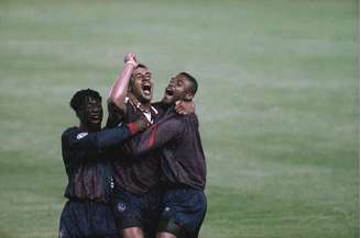 <p>Nascido no Suriname, colônia holandesa, Clarence Seedorf se tornou profissional em 1992 e já quebrou um recorde: foi o jogador mais jovem a vestir a camisa do Ajax</p>