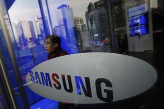 Um homem sai da sede da Samsung Electronics em Seul. A Samsung vendeu um recorde de 86 milhões de smartphones no quarto trimestre e ampliou sua vantagem sobre a Apple, mesmo após a empresa norte-americana ter alcançado uma nova alta nas vendas de seus iPhones, de acordo com dados da empresa de pesquisa Strategy Analytics. 06/01/2014