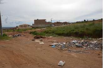 Lixo e entulhos depositados na Serra do Periperi, em Vitória da Conquista
