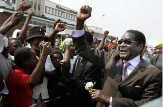 <p>Robert Mugabe é recebido com festa pelo povo no aeroporto de Harare, capital do Zimbábue, após participar de Assembléia Geral da ONU, em Nova York, em setembro de 2008</p>