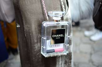 <p>Com preços acima de 22 mil reais, a bolsa em formato de frasco de perfume da Chanel virou item de desejo</p>