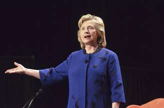 <p>Hillary Clinton desviou do sapato que passou a poucos centímetros de sua cabeça</p>