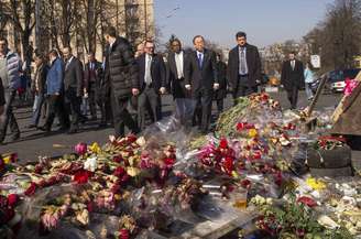 <p>Secretário-Geral da ONU, Ban Ki-moon, presta homenagens às vítimas da onda recenter de protestos violentos em um memorial improvisado em Kiev, em 22 de março</p>