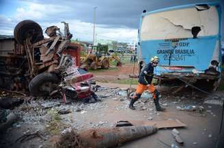 <p>Um caminhão perdeu o controle, bateu em um ônibus, uma van e dois carros e causou quatro mortes em São Sebastião</p>
