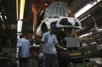 <p>Funcionários montam um carro da Ford na fábrica da companhia em São Bernardo do Campo</p>