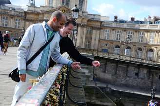 <p>Luis e Glauco jogam a chave do "cadeado do amor" no rio Sena. O casal planejou a viagem por dois anos e levou do Brasil o cadeado que pendurou no Pont des Arts</p>