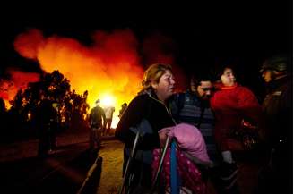 <p>Segundo os balanços oficiais, são 2.500 as casas destruídas pelo incêndio que começou no último sábado</p>