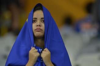 A torcida do Cruzeiro aplaudiu seu time após o empate por 1 a 1 com o San Lorenzo no Mineirão, que resultou na eliminação dos brasileiros da Libertadores, mas não conteve o choro com o resultado decepcionante