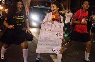 Professores fizeram protesto e decidiram manter greve